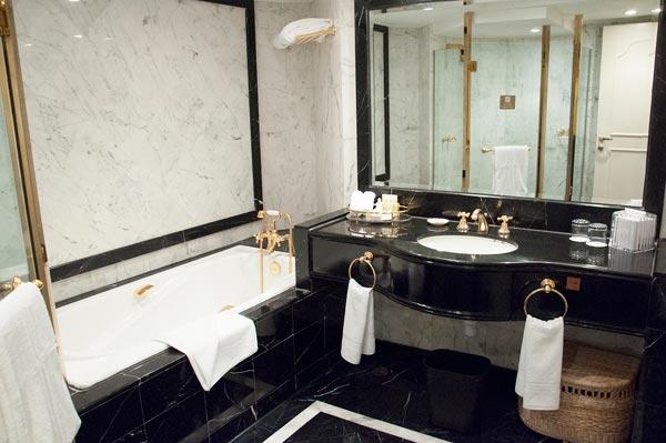 New Orient Landmark Hotel Macau Exteriör bild A bathroom in a hotel